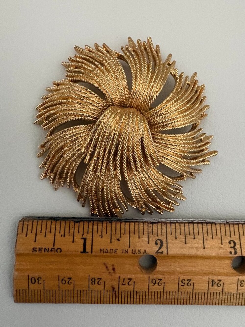 Three Vintage Gold Tone Signed Monet Brooches - Picture 3 of 8